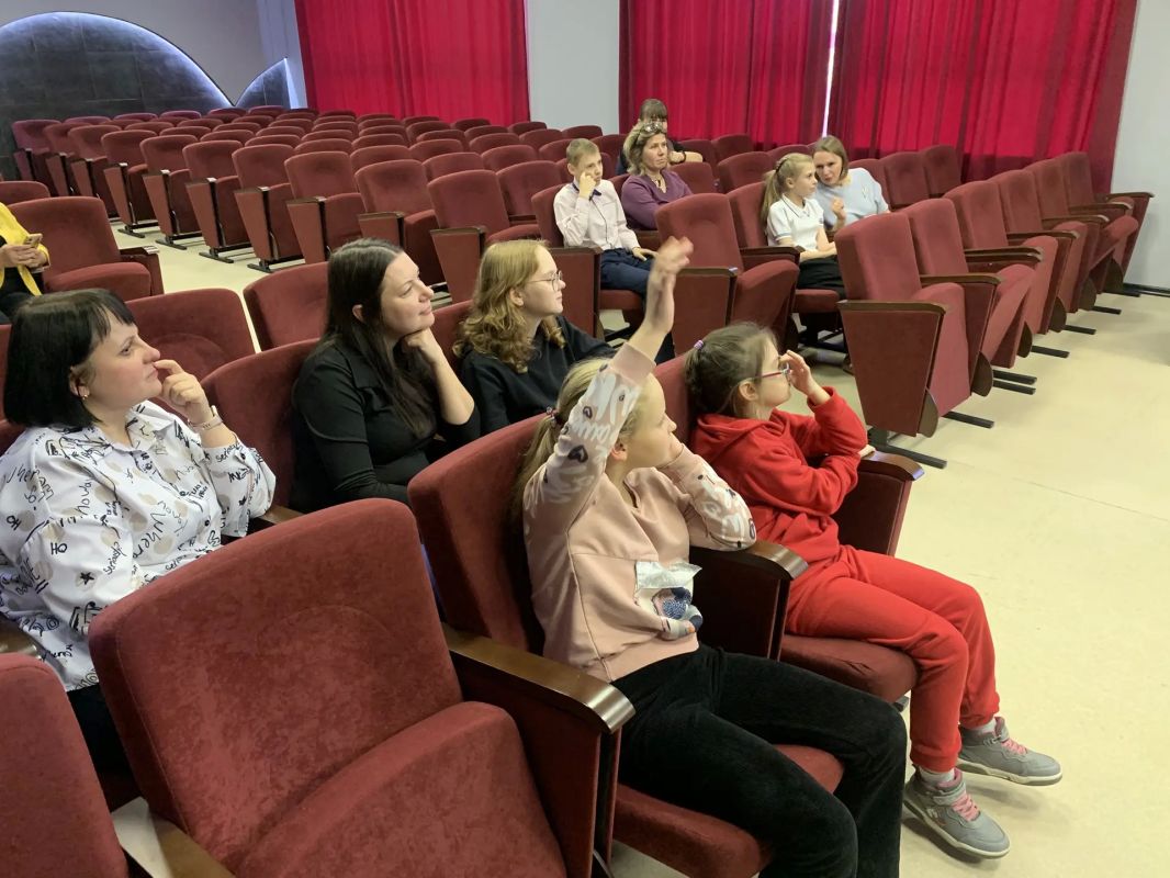 В преддверии Дня отца в рамках межведомственного взаимодействия с Движением Первых в УФК по Псковской области прошла игра «Устами младенца» В преддверии Дня отца в рамках межведомственного взаимодействия с Движением Первых в УФК по Псковской области прошла игра «Устами младенца»
