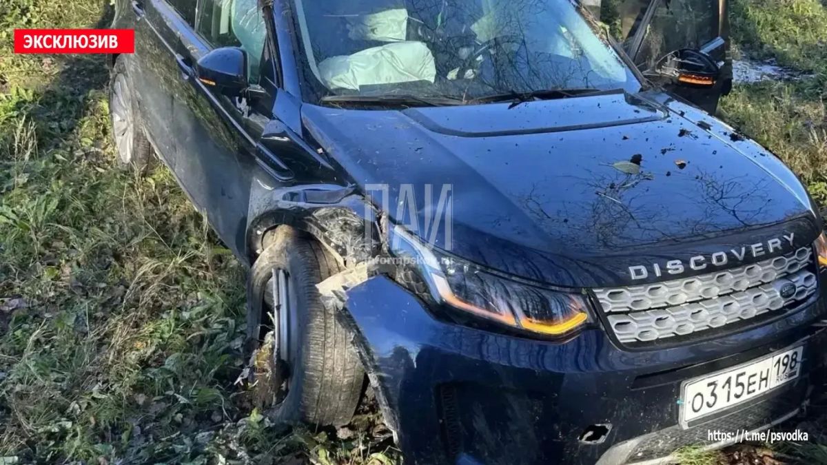 В Плюсском районе Land Rover опрокинулся в кювет В Плюсском районе Land Rover опрокинулся в кювет