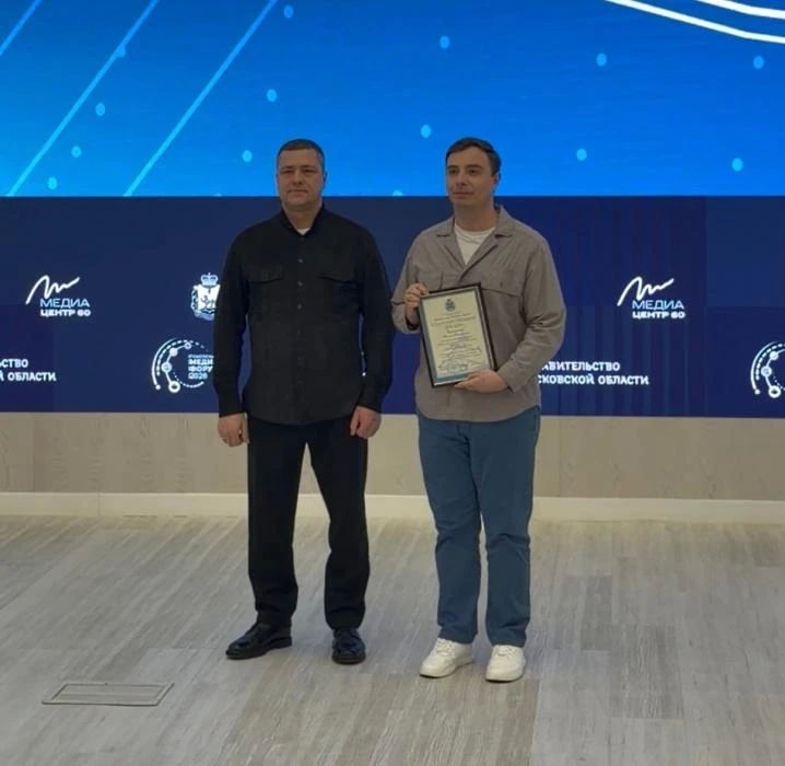 Михаил Ведерников наградил сотрудников СМИ на Псковском медиафоруме Михаил Ведерников наградил сотрудников СМИ на Псковском медиафоруме