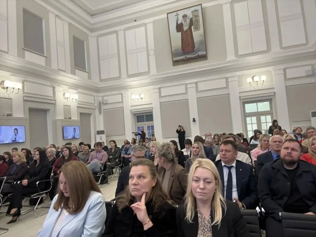 Дмитрий Щугорев и Юлия Загитова модерируют дискуссию о единстве ценностей на медиафоруме в Пскове