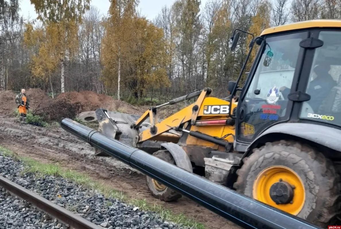 Полиэтилен вместо стали: в Пскове обновили 250 метров важного магистрального водопровода Полиэтилен вместо стали: в Пскове обновили 250 метров важного магистрального водопровода