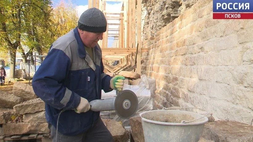 Реставрация крепостной стены от Власьевской башни до Профсоюзной завершается в Пскове Реставрация крепостной стены от Власьевской башни до Профсоюзной завершается в Пскове