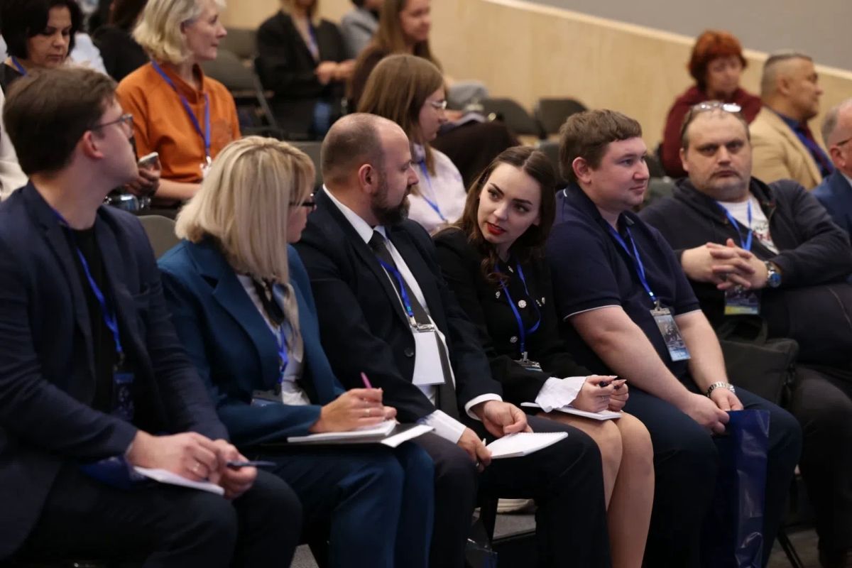Лекцию «Какие герои нам нужны» проводит заместитель руководителя Мастерской новых медиа Сергей Леваненков в актовом зале псковского Дома молодёжи Лекцию «Какие герои нам нужны» проводит заместитель руководителя Мастерской новых медиа Сергей Леваненков в актовом зале псковского Дома молодёжи