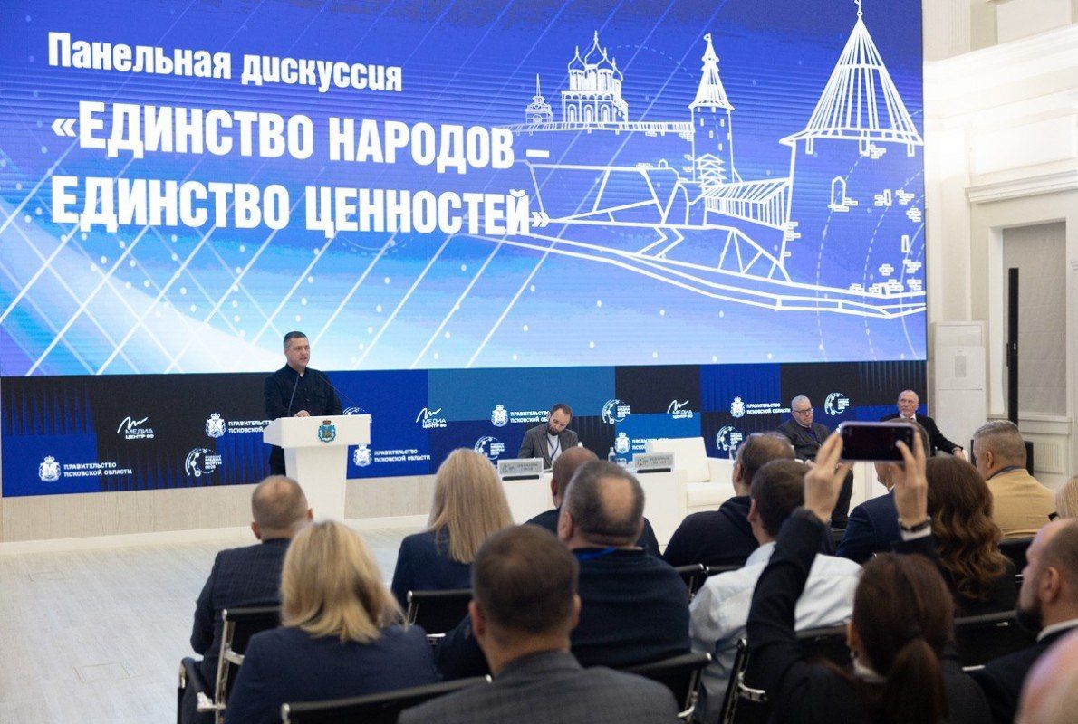 Михаил Ведерников вручил награды псковским журналистам на Международном медиафоруме «Единство народов — единство ценностей» Михаил Ведерников вручил награды псковским журналистам на Международном медиафоруме «Единство народов — единство ценностей»