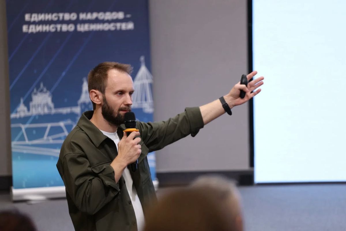Лекцию «Какие герои нам нужны» проводит заместитель руководителя Мастерской новых медиа Сергей Леваненков в актовом зале псковского Дома молодёжи