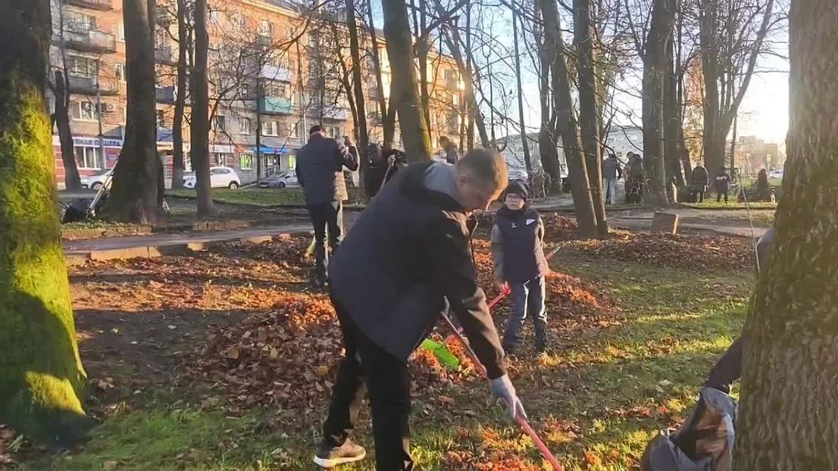 Масштабный субботник прошёл в Ботаническом саду Пскова