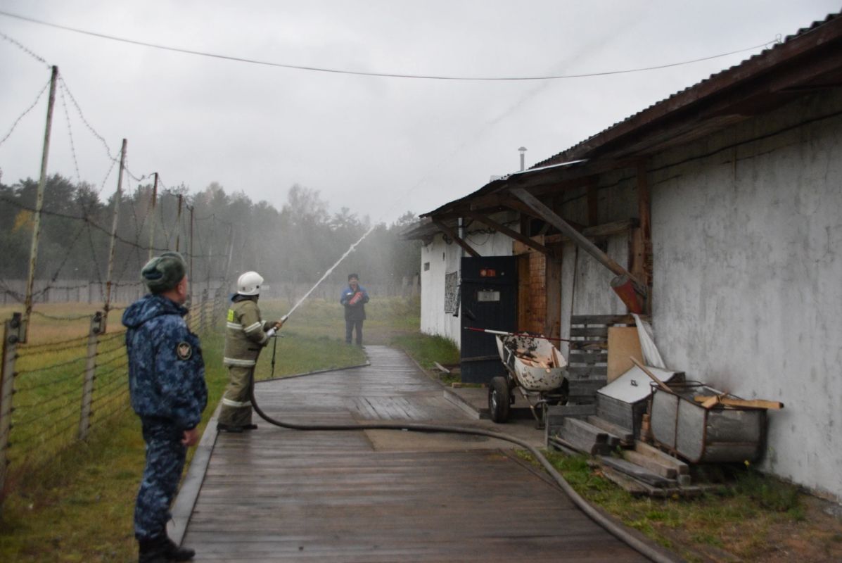 В ИК-6 во время учений отработали действия при возникновении пожара на производственной зоне В ИК-6 во время учений отработали действия при возникновении пожара на производственной зоне