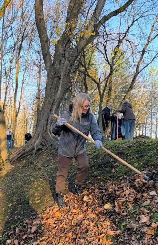 Коллектив Министерства социальной защиты Псковской области принял участие в осеннем субботнике