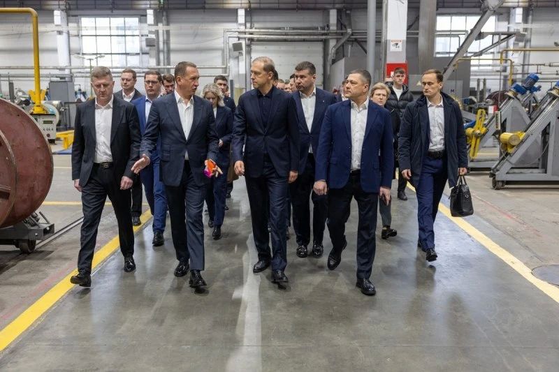 Первый заместитель председателя Правительства РФ Денис Мантуров совершил рабочую поездку в Псковскую область, где посетил ряд промышленных предприятий и провёл встречу с губернатором региона Михаилом Ведерниковым Первый заместитель председателя Правительства РФ Денис Мантуров совершил рабочую поездку в Псковскую область, где посетил ряд промышленных предприятий и провёл встречу с губернатором региона Михаилом Ведерниковым