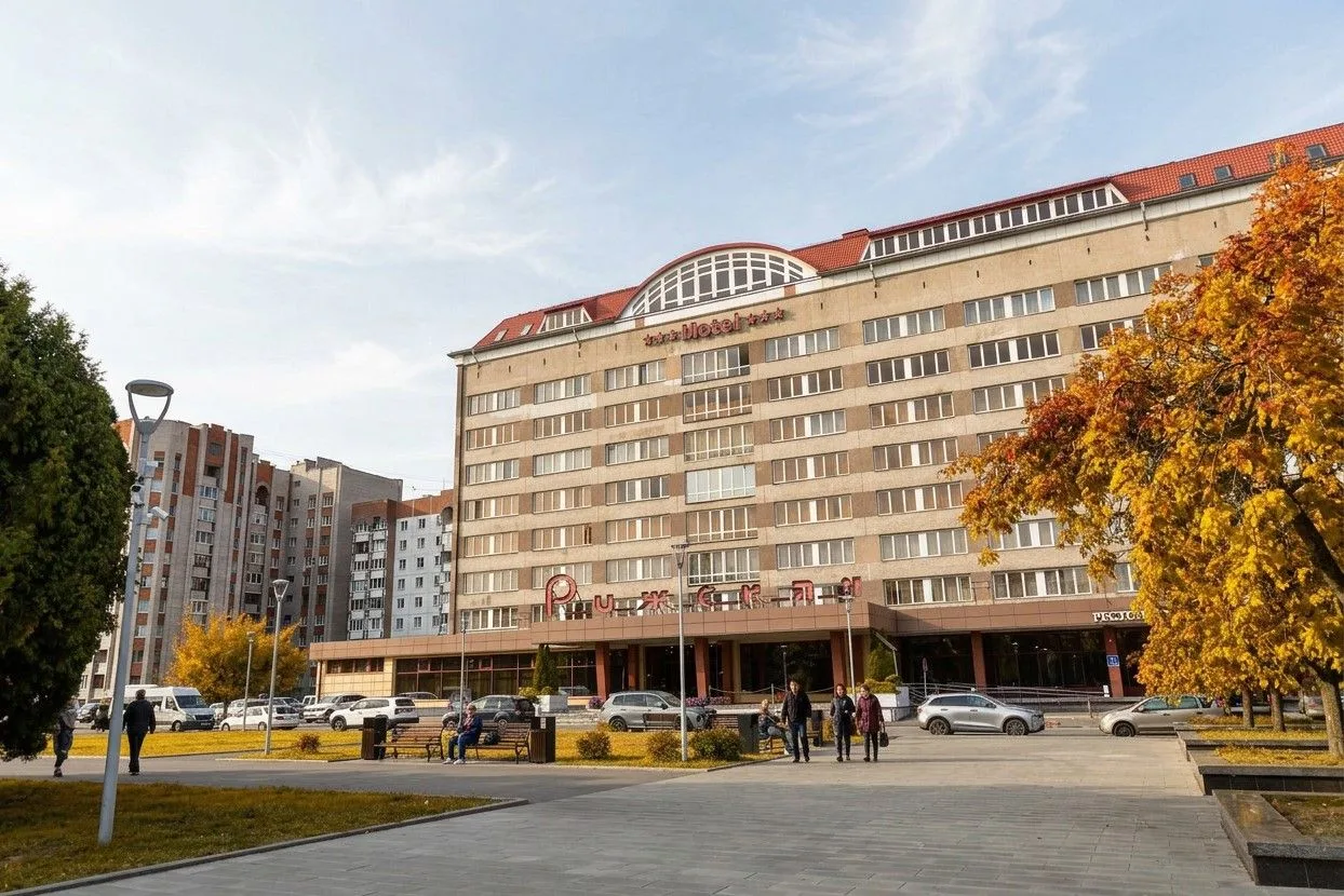В Пскове завершаются работы по благоустройству сквера у гостиницы «Рижская»