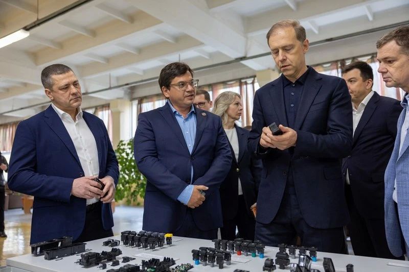 Первый заместитель председателя Правительства РФ Денис Мантуров совершил рабочую поездку в Псковскую область, где посетил ряд промышленных предприятий и провёл встречу с губернатором региона Михаилом Ведерниковым Первый заместитель председателя Правительства РФ Денис Мантуров совершил рабочую поездку в Псковскую область, где посетил ряд промышленных предприятий и провёл встречу с губернатором региона Михаилом Ведерниковым