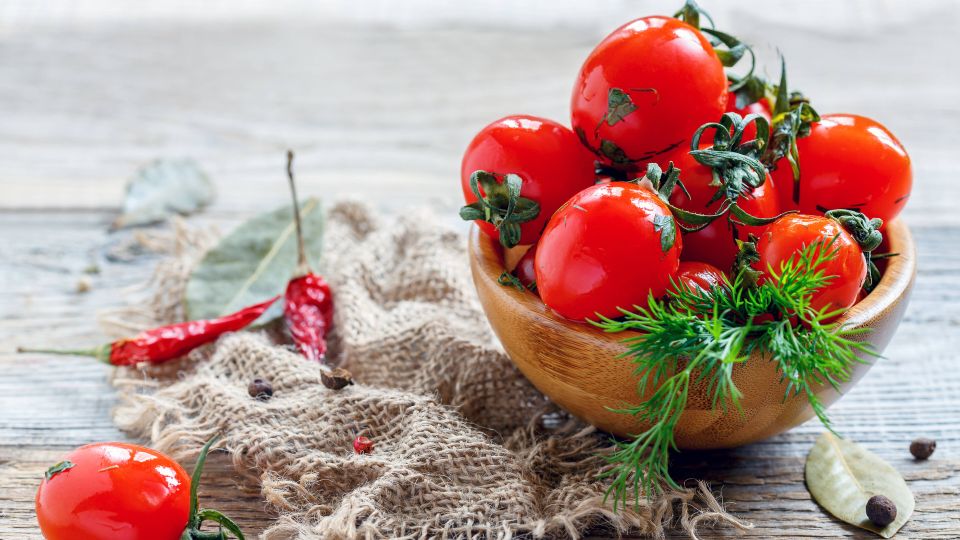 Консервированные помидоры пойдут в дело: приготовьте из забытой банки эту вкуснятину