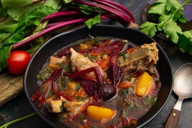 Окунитесь в лето с борщом под ребрышками и нежной свеклой