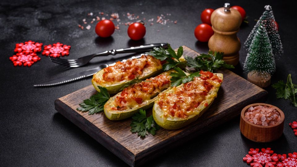 Простая закуска украсит стол: нежность этих лодочек из кабачков сведет вас с ума