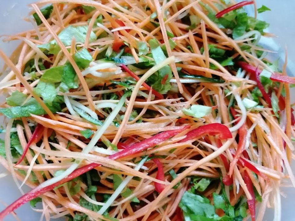 Азиатский акцент в салате: свежие овощи с имбирной заправкой