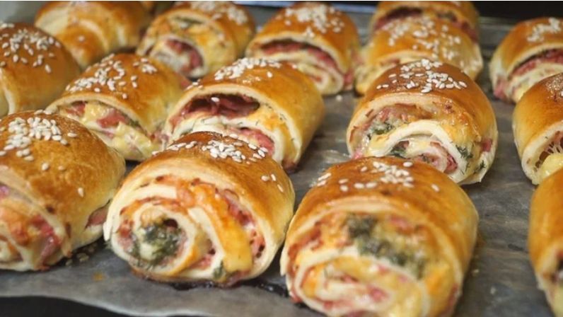 Невероятно вкусно и быстро: закусочные слойки с ветчиной и сыром