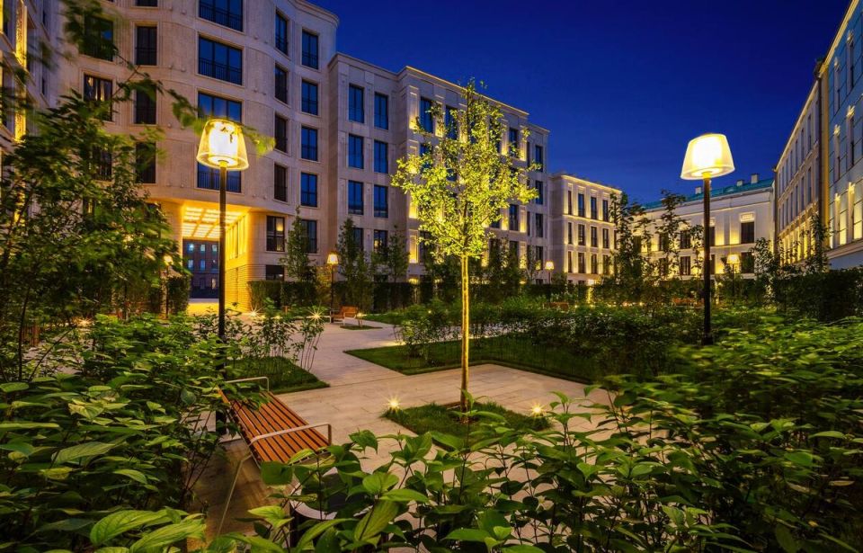 Ландшафтный дизайн «Золотого»: где природа встречает архитектуру на Софийской набережной