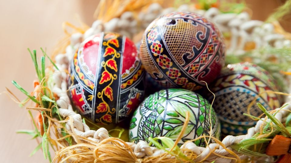 Сделайте так, и ни одно яйцо при окраске на треснет: секрет шеф-поваров