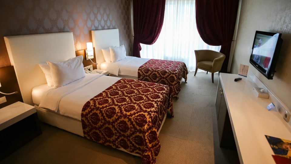 Не в сейф и не под матрас: спрячьте в отеле деньги вот куда, чтобы не обворовали