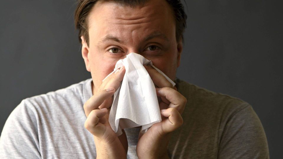 Так сморкаться нельзя: заработаете проблемы с ушами