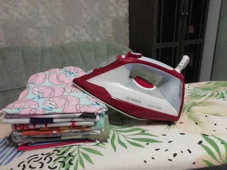 Как погладить вещи без утюга быстро и просто: заломов и складок не останется