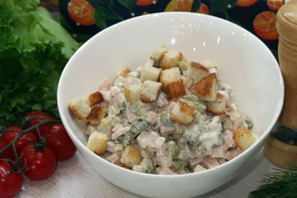 Легкий салат с сухариками и ветчиной: быстро и вкусно