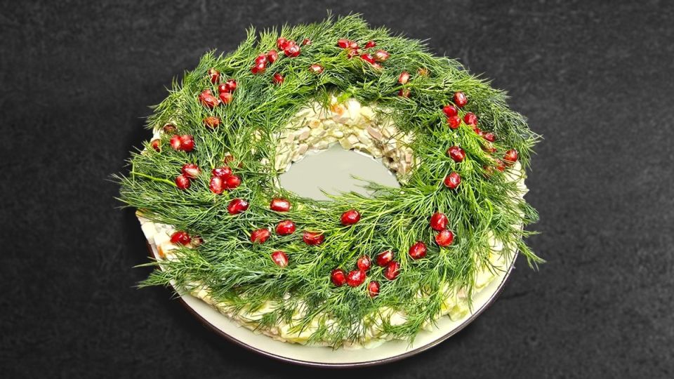Оливье в виде рождественского венка: как преобразить привычный салат