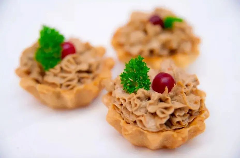 Тарталетки с домашним куриным паштетом